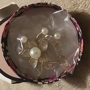 Flower Market. Pearlesque Brooch